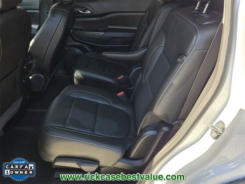 Used 2023 GMC Acadia SLT w/ Elevation Edition image 12