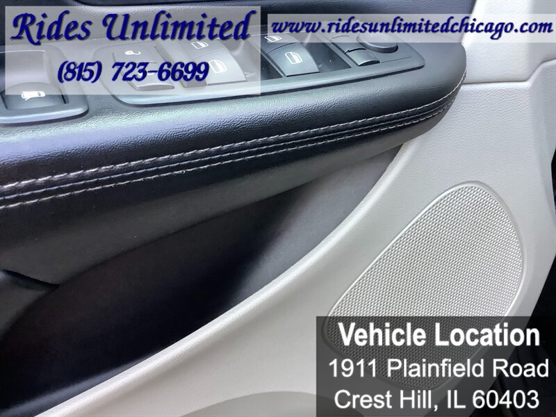 Used 2014 Chrysler Town & Country Touring FWD image 14