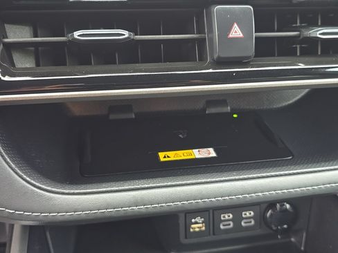 Used 2023 Toyota Highlander XLE AWD/4WD image 35