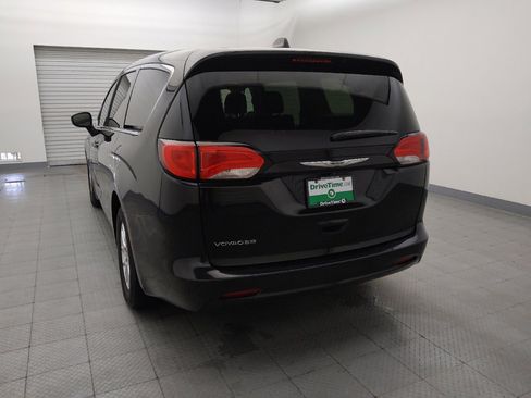 Used 2022 Chrysler Voyager LX FWD image 6