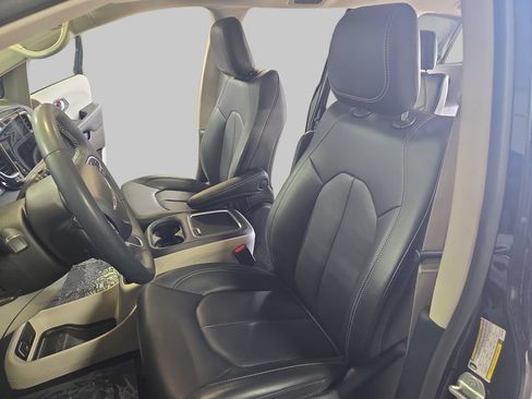 Used 2024 Chrysler Pacifica Touring-L FWD image 18