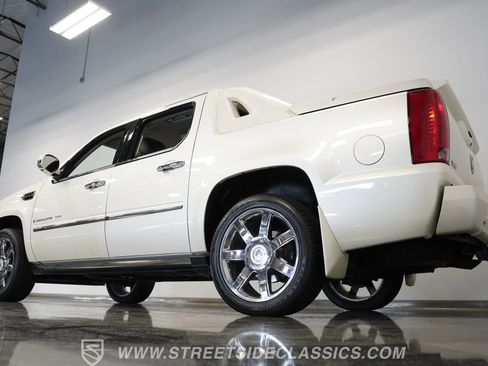 Used 2009 Cadillac Escalade EXT image 12