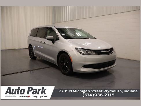 Used 2023 Chrysler Voyager LX image 1