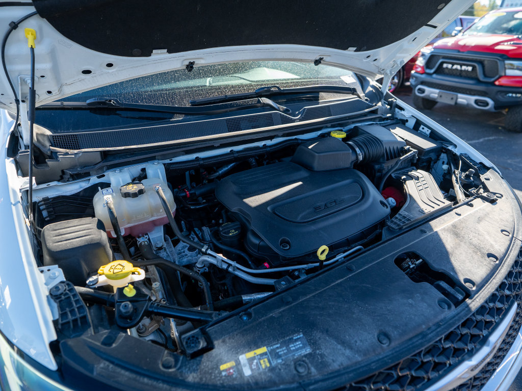 Used 2023 Chrysler Pacifica Touring-L FWD image 5