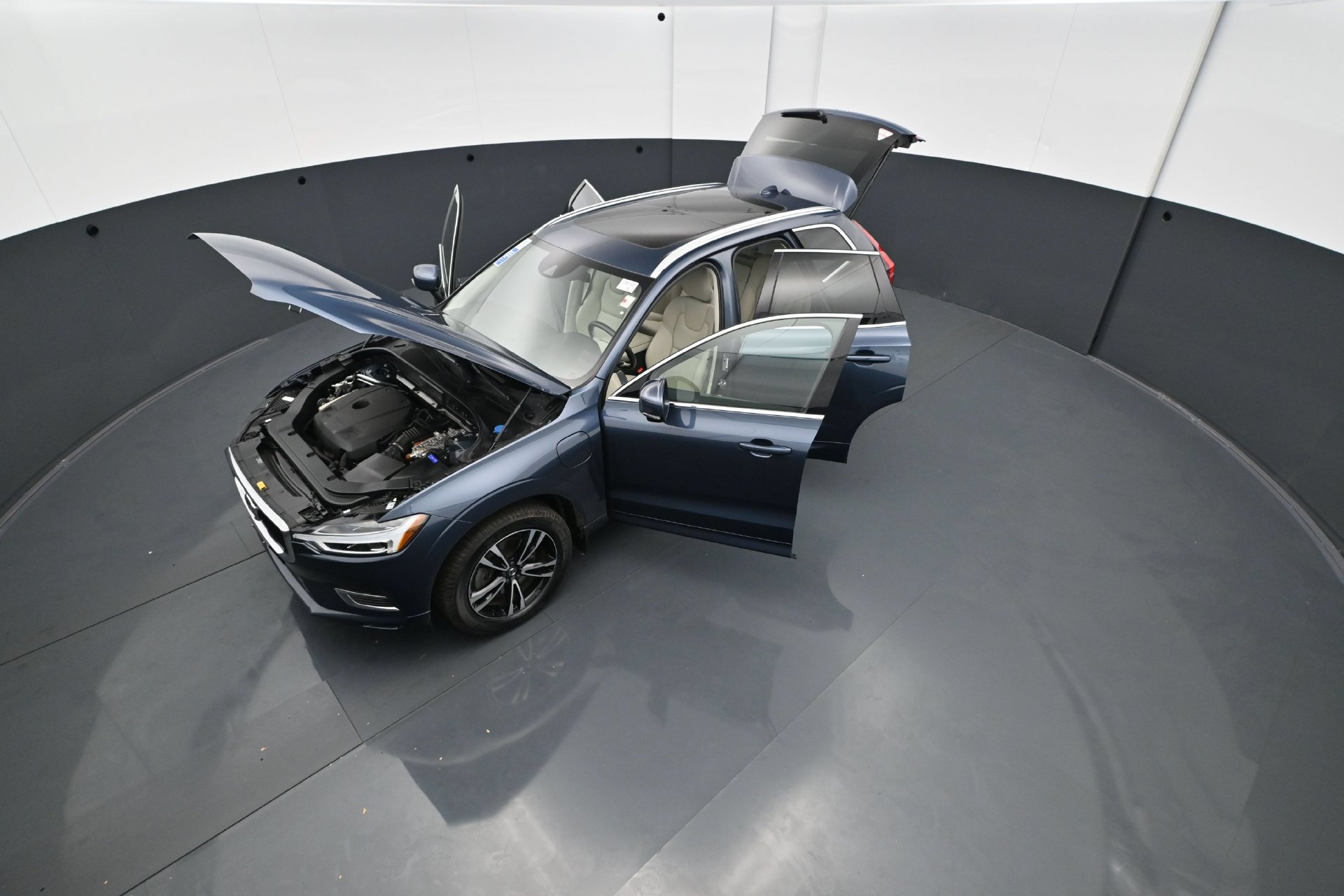 Used 2018 Volvo XC60 T8 Momentum AWD/4WD image 43