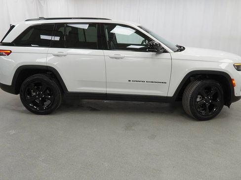 Used 2023 Jeep Grand Cherokee Limited w/ Luxury Tech Group II image 9