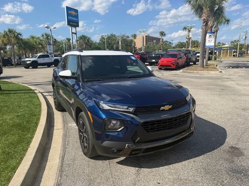 Used 2022 Chevrolet TrailBlazer ACTIV w/ Sun and Liftgate Package FWD image 2