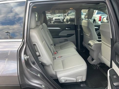 Used 2019 Toyota Highlander XLE image 18