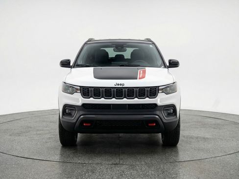 Used 2025 Jeep Compass Trailhawk image 2