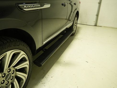 Used 2023 Lincoln Navigator Reserve AWD/4WD image 11