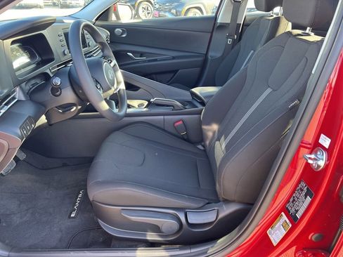 Used 2025 Hyundai Elantra SE image 13