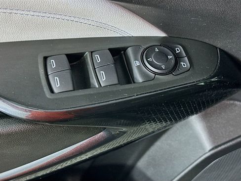 Used 2025 Chevrolet Trax LT FWD image 24