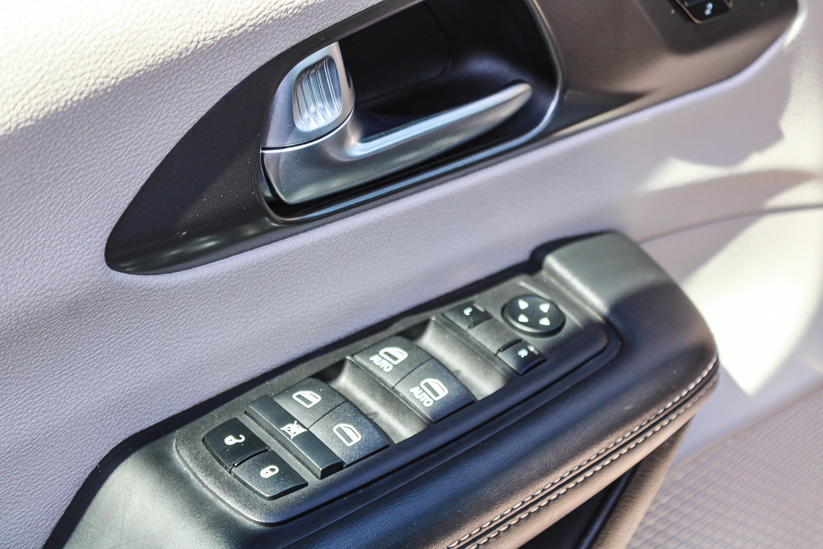 Used 2024 Chrysler Pacifica Limited FWD image 23