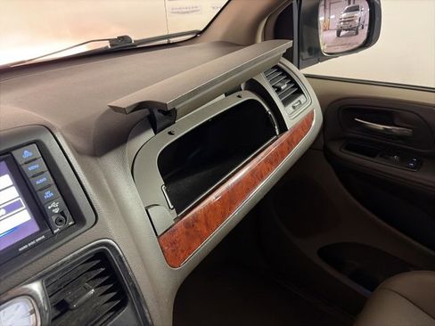 Used 2013 Chrysler Town & Country Touring image 33