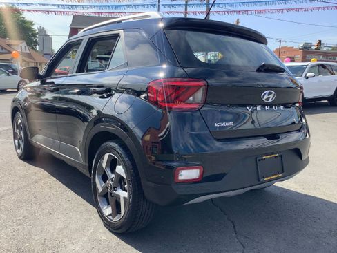 Used 2023 Hyundai Venue SEL w/ Cargo Package FWD image 5