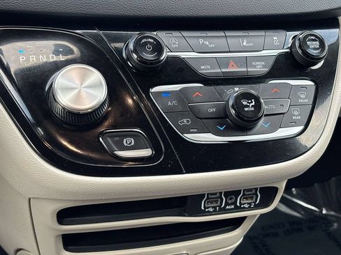 Used 2023 Chrysler Pacifica Touring-L FWD image 30