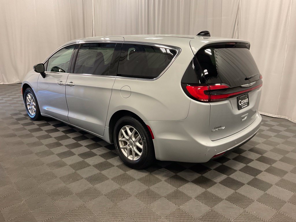 Used 2024 Chrysler Pacifica Touring-L FWD image 5