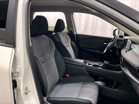 Used 2023 Nissan Rogue SV image 11