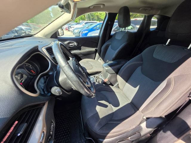Used 2017 Jeep Cherokee Latitude w/ Cold Weather Group FWD image 14