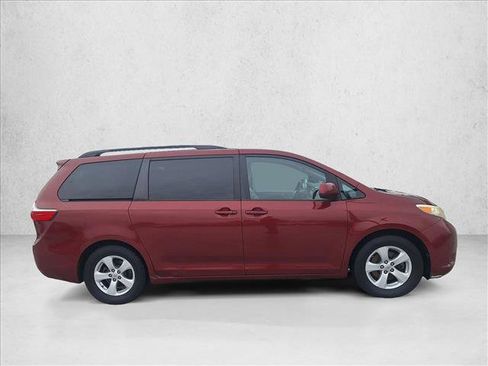 Used 2015 Toyota Sienna LE image 4