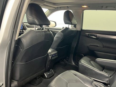 Used 2022 Toyota Highlander Platinum FWD image 12