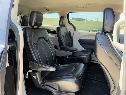 Used 2023 Chrysler Pacifica Touring-L image 32