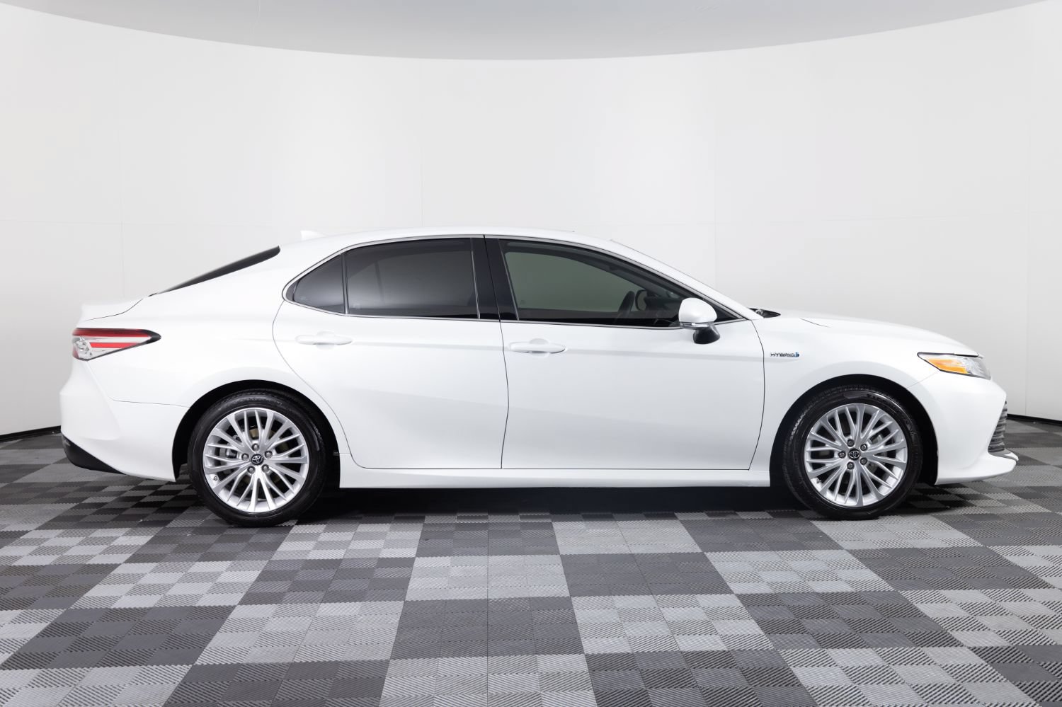 Used 2019 Toyota Camry XLE FWD image 9