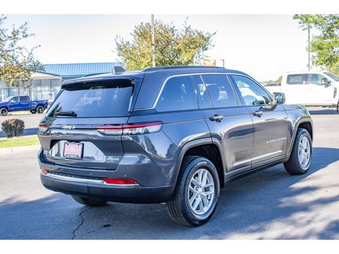 Used 2024 Jeep Grand Cherokee Laredo X w/ Luxury Tech Group I AWD/4WD image 8