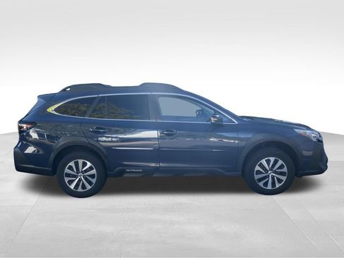 Used 2024 Subaru Outback Premium AWD/4WD image 3