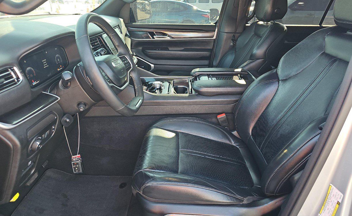 Used 2023 Jeep Wagoneer 4WD image 7