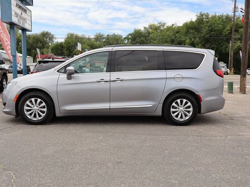 Used 2017 Chrysler Pacifica Touring-L FWD image 17