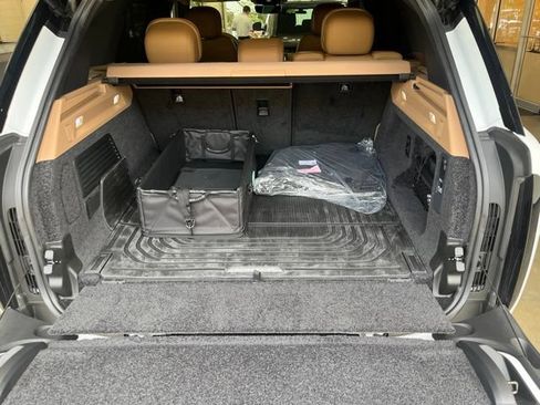 Used 2025 Land Rover Range Rover SE AWD/4WD image 13