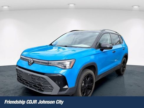 Used 2025 Volkswagen Taos SE AWD/4WD image 1