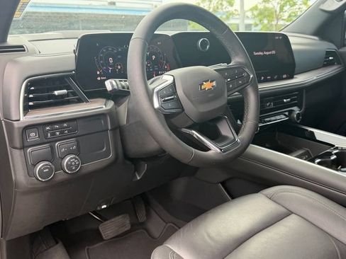 Used 2025 Chevrolet Suburban LT w/ Comfort Package RWD image 11