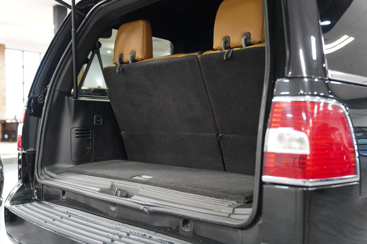 Used 2012 Lincoln Navigator 4WD image 18
