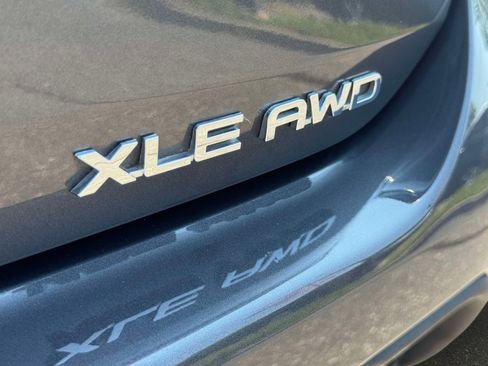 Used 2023 Toyota Highlander XLE AWD/4WD image 9