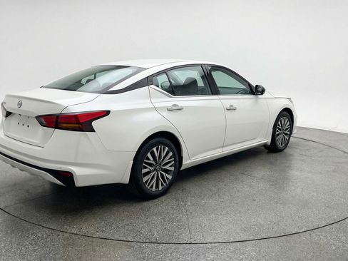 Used 2025 Nissan Altima 2.5 SV FWD image 9