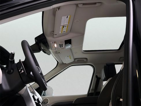 New 2025 Land Rover Discovery Metropolitan Edition image 81