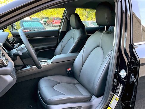 Used 2024 Toyota Camry XLE image 8