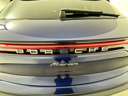 Certified 2025 Porsche Macan AWD/4WD image 35