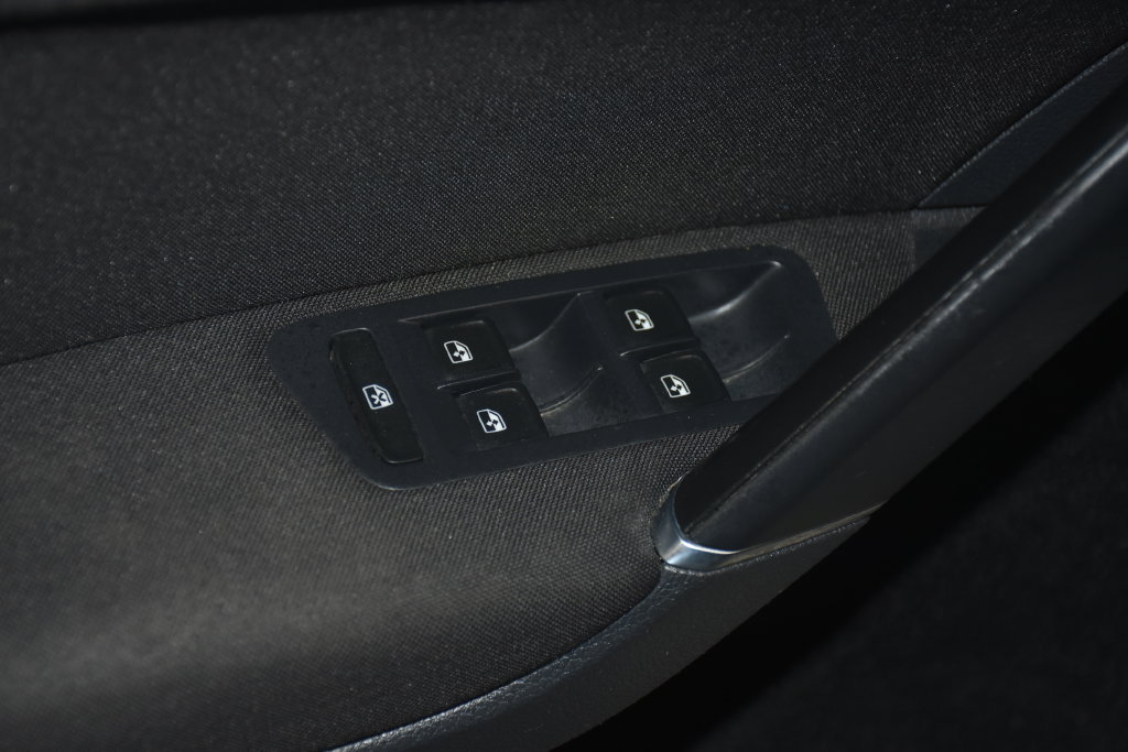 Used 2017 Volkswagen Golf S FWD image 23