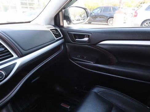 Used 2017 Toyota Highlander XLE image 26