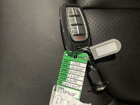Used 2025 Chrysler Pacifica Select w/ Uconnect Theater Family Group AWD/4WD image 29