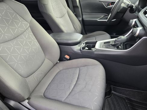 Used 2020 Toyota RAV4 XLE image 19