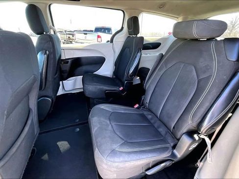 Used 2022 Chrysler Voyager LX image 20