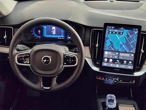 Used 2025 Volvo XC90 B5 Plus image 27