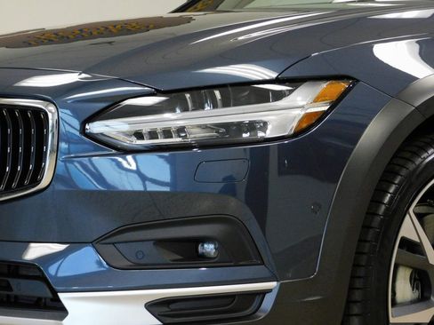 Used 2026 Volvo V90 B6 Cross Country Ultra image 16
