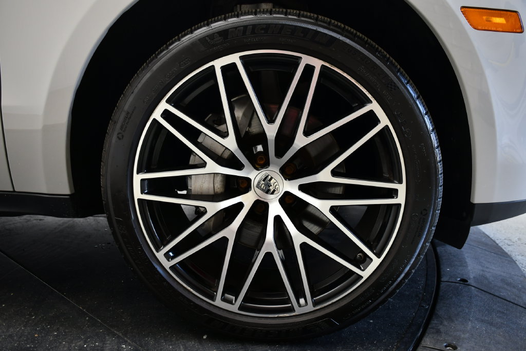 Certified 2024 Porsche Macan AWD/4WD image 16
