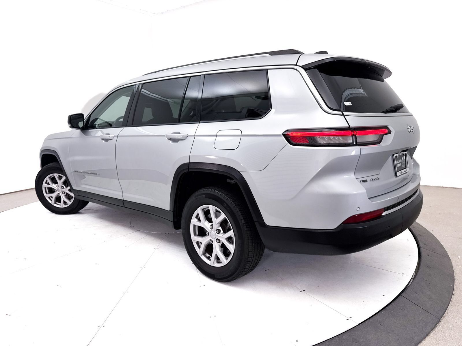 Used 2022 Jeep Grand Cherokee L Limited AWD/4WD image 2