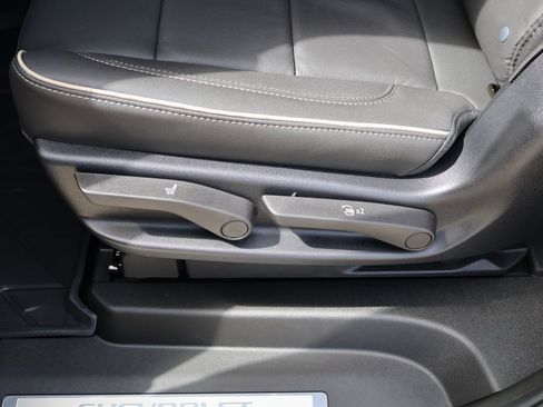 New 2025 Chevrolet Suburban Premier image 30